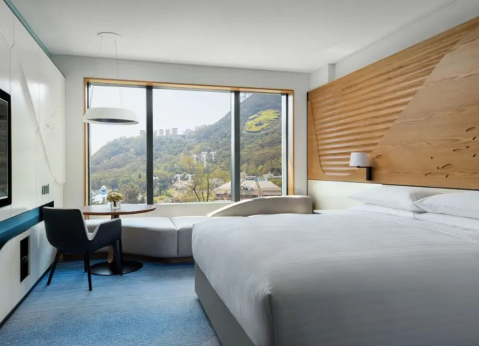 M Club Lounge Access Oversized Tub Quadruple Guest room