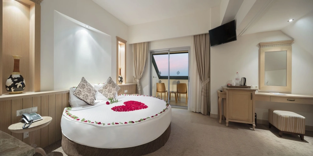 Honeymoon Double Suite Room
