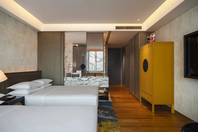 Twin room with mountain view