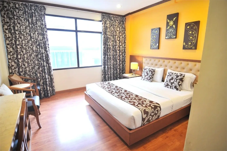 Deluxe room with pool view