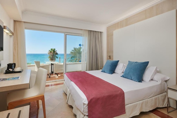 Twin room with sea view