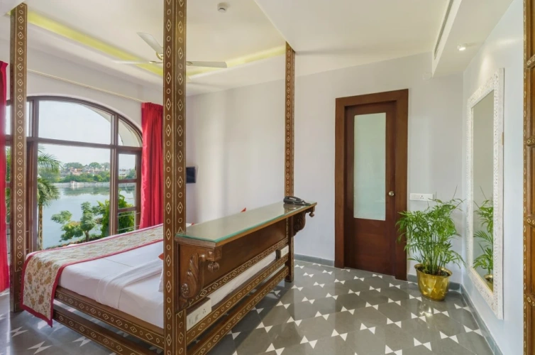 Heritage Mini Double Suite with balcony and Lake View