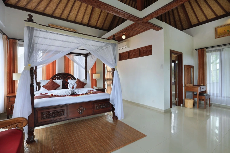 Suite with balcony and with pool view