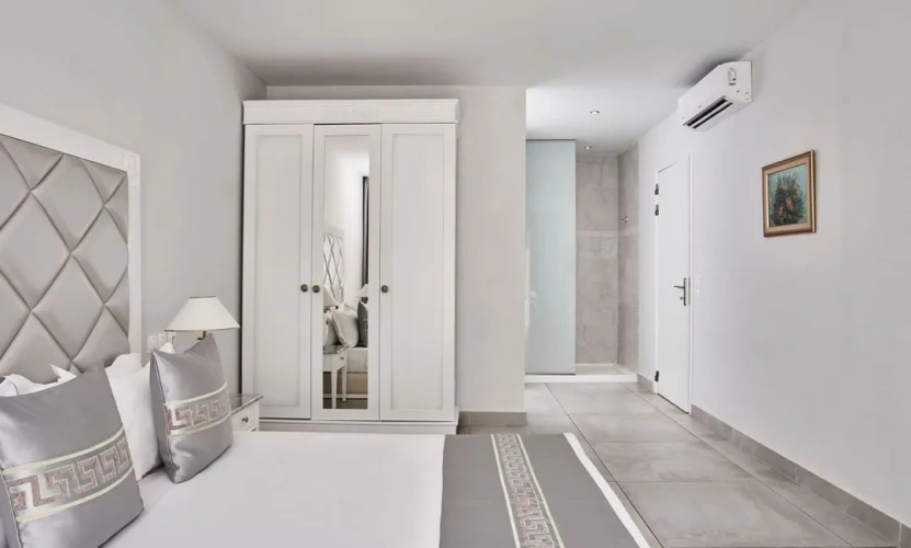 Grand With Sharing Pool Double Suite