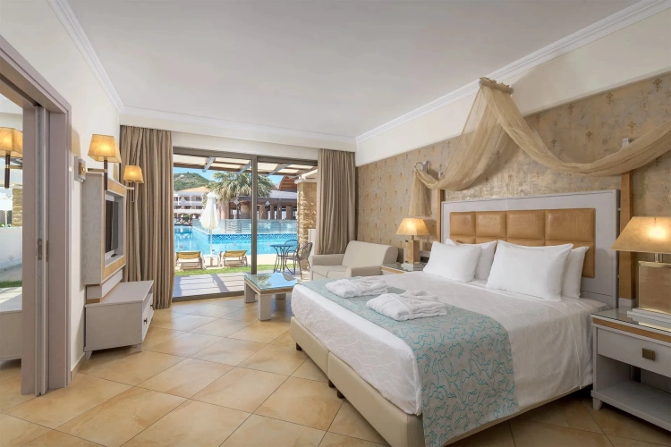 Luxury with Direct Pool Access Double Suite