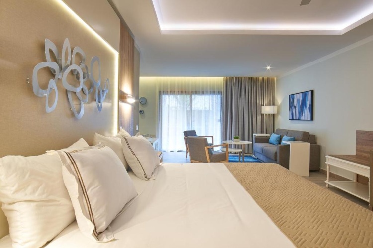 Deluxe Double Corner Swim-Up Junior Suite