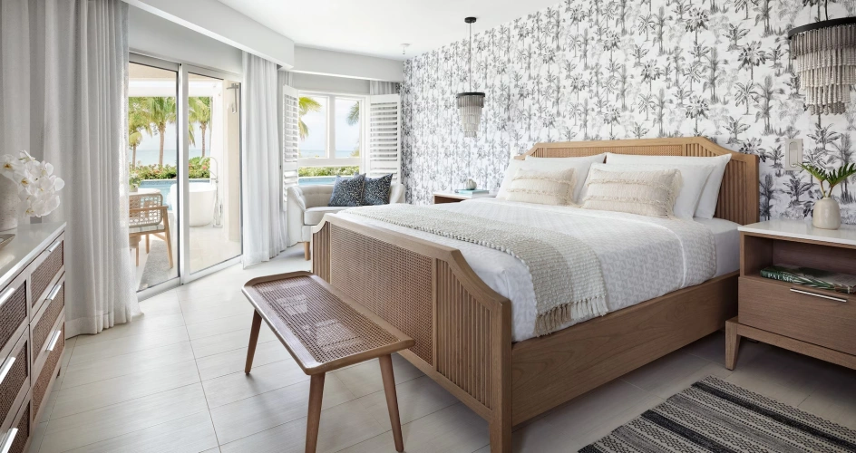 Longbeach Swim-up Patio Tranquility Soaking Tub Double Club Level Suite beachfront