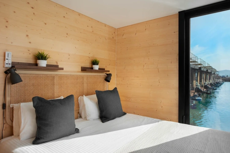 2 Bedrooms Grand Royal Boat House