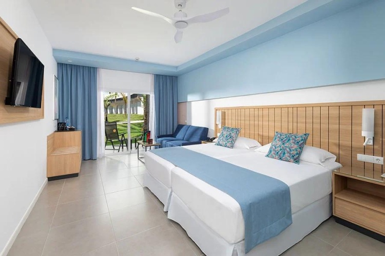 Twin room with garden view