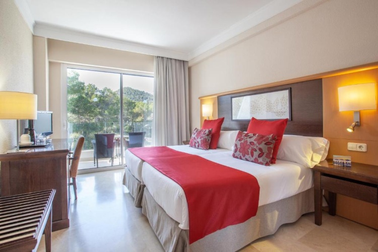 Twin room with mountain view