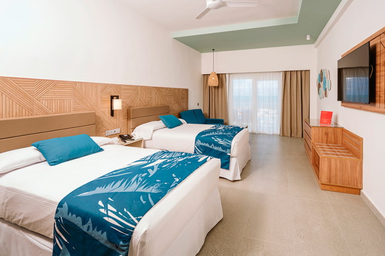 Double room with partial sea view