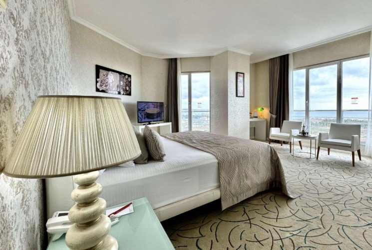 Deluxe Double Suite with sea and city view