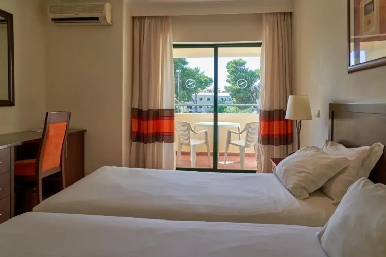 Standard Twin room with pool view