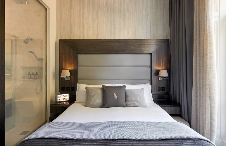 Standard Double room with city view