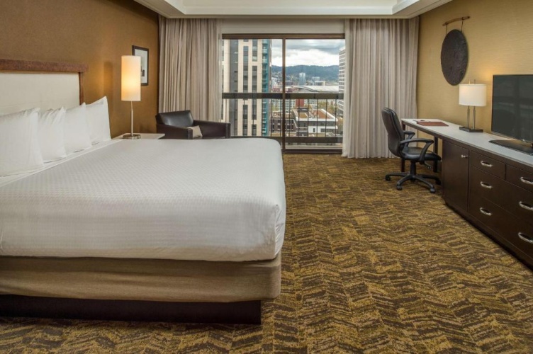 Governor with Whirlpool Tub Double Suite
