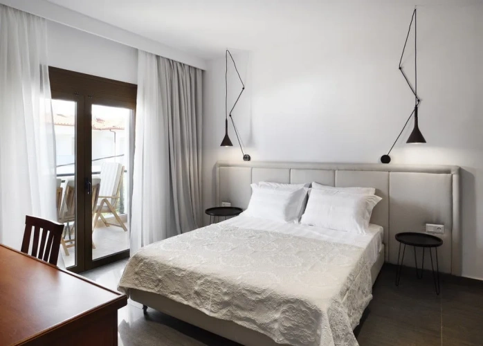 Deluxe Suite with partial sea view
