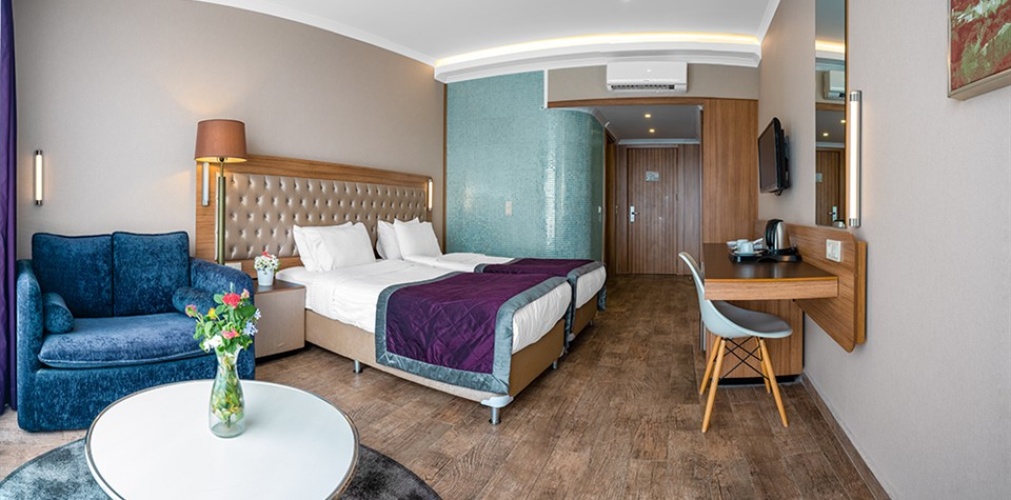Standard Double room with partial sea view