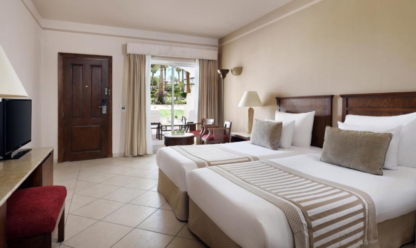 Standard Twin room with garden view
