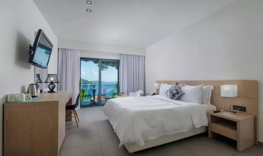 Elevated Ground Level Double room with sea view