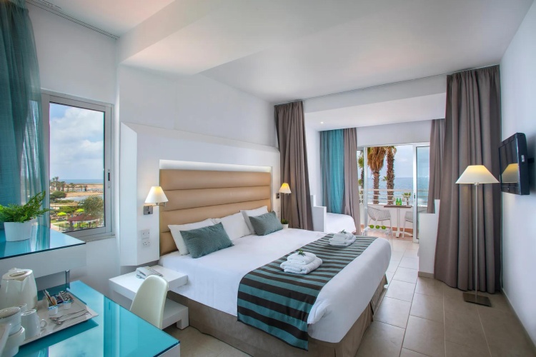 Twin Family room with pool view