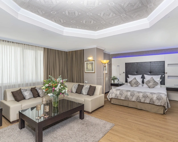 Corner Suite