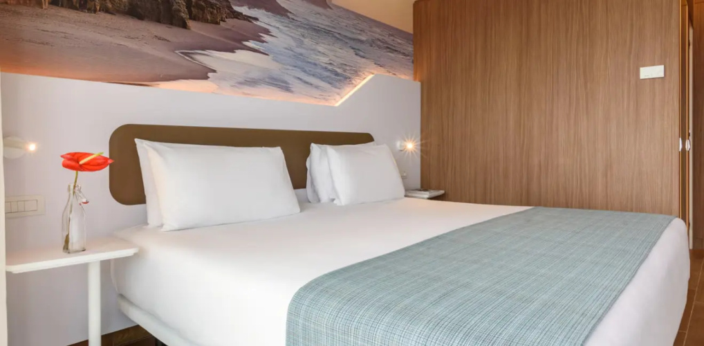 Twin room with balcony and with city view