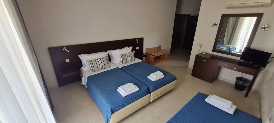 Standard Triple room with garden view