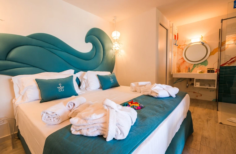 Shiny Jellyfish Pool Double Suite