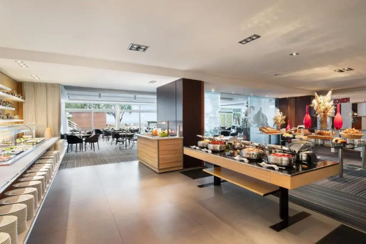 Le Meridien Beach Plaza photo 31