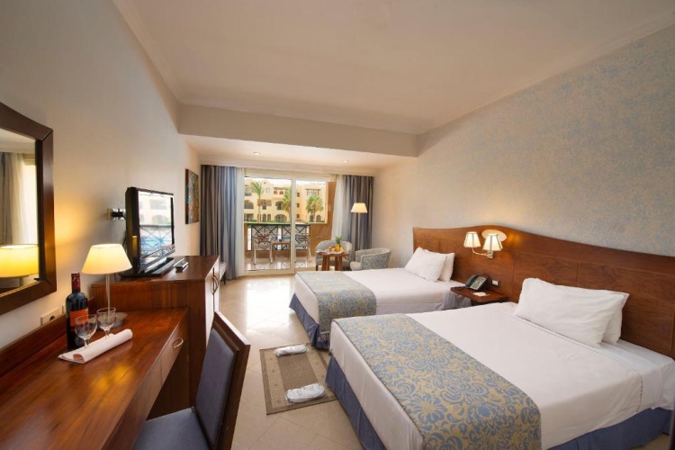 Standard Twin room with garden view
