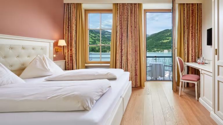 Comfort with AC Double room with balcony and with lateral lake view