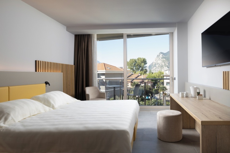 Deluxe Double room with balcony and Lake View