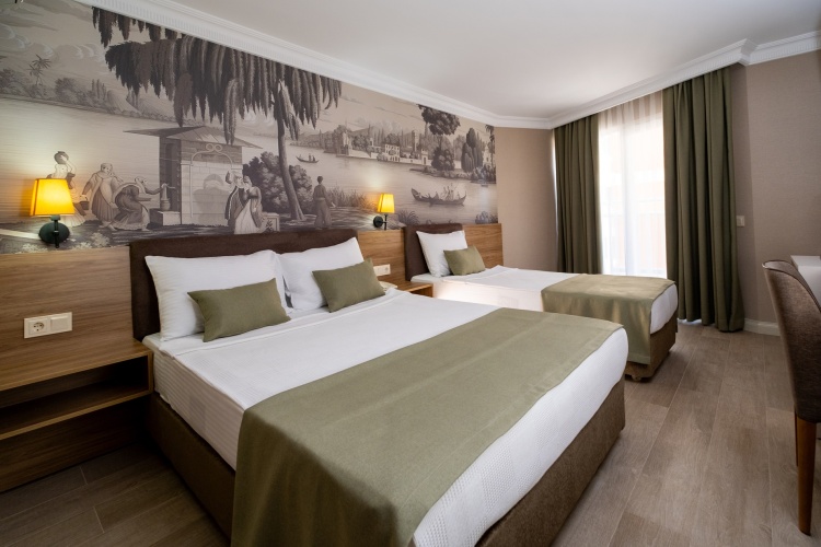 Standard Triple room with balcony and with partial sea view
