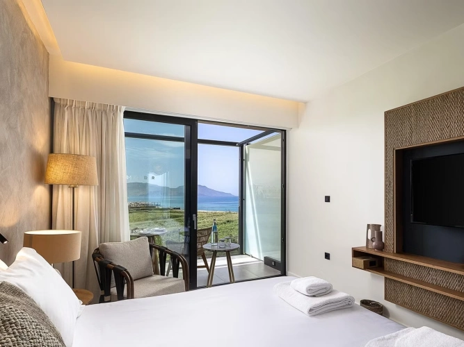Essential Double room with balcony and with partial sea view