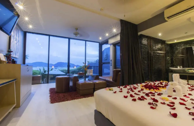 Deluxe Jacuzzi Double Suite with balcony