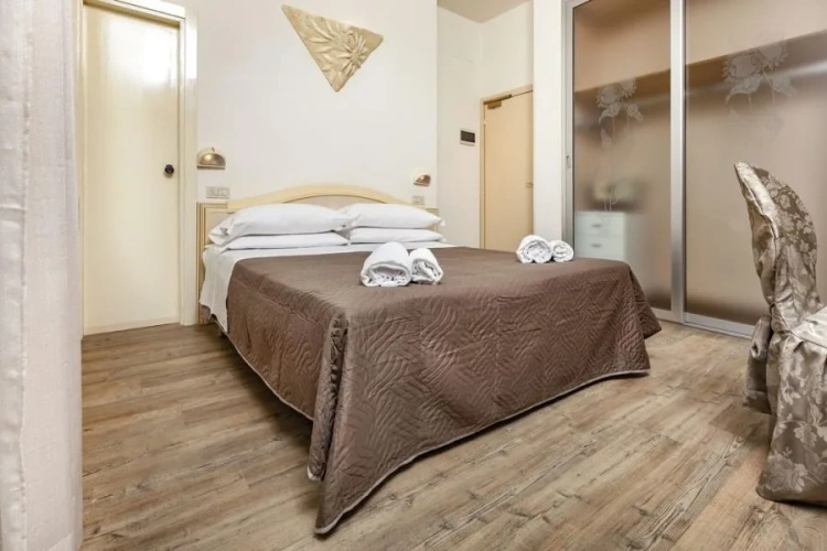 Standard Double room with street view