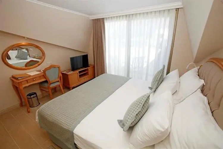 Twin Attic Suite with partial sea view