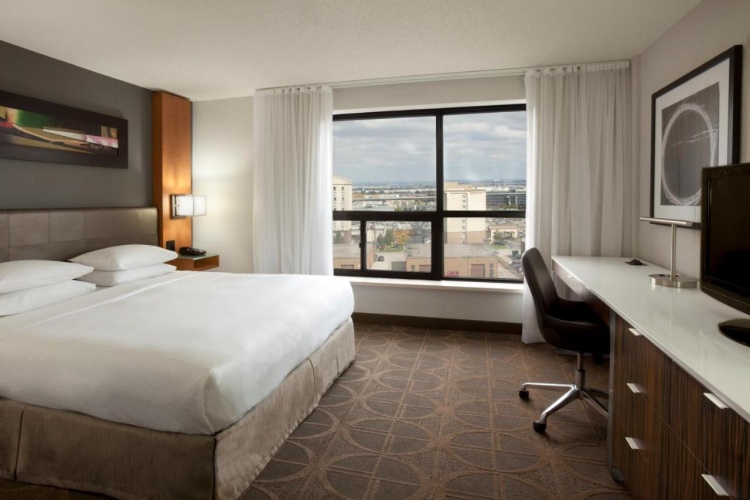 Hilton Toronto Airport Hotel & Suites photo 7