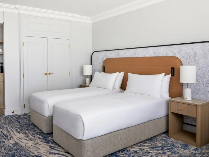 Classic Twin Club room with mountain view