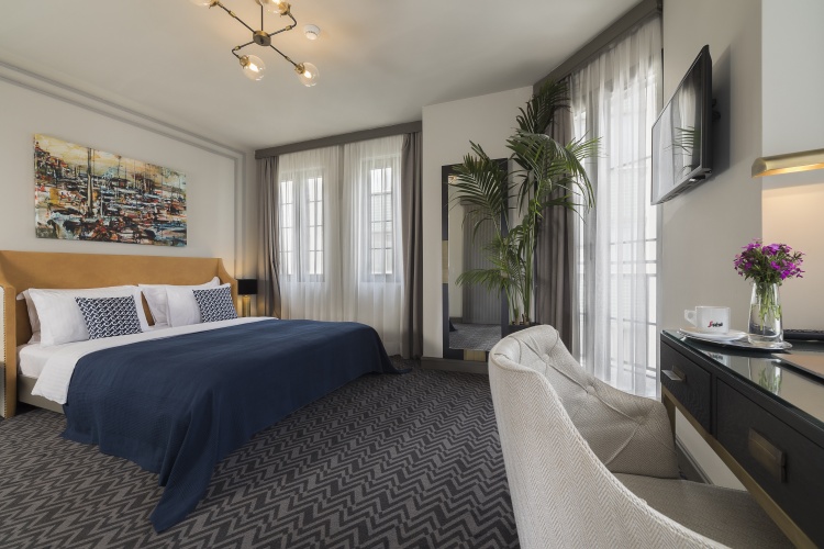 Deluxe Corner Double room with balcony