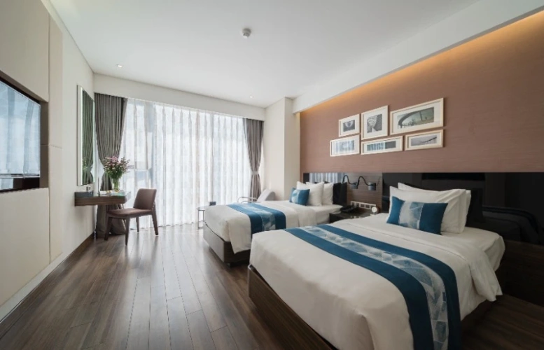 Deluxe Twin room with city view and partial sea view