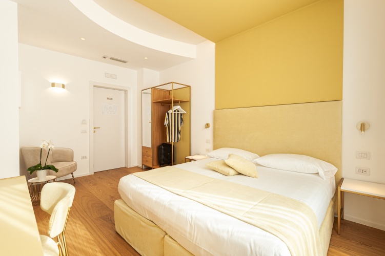 Riviera Double room with partial sea view