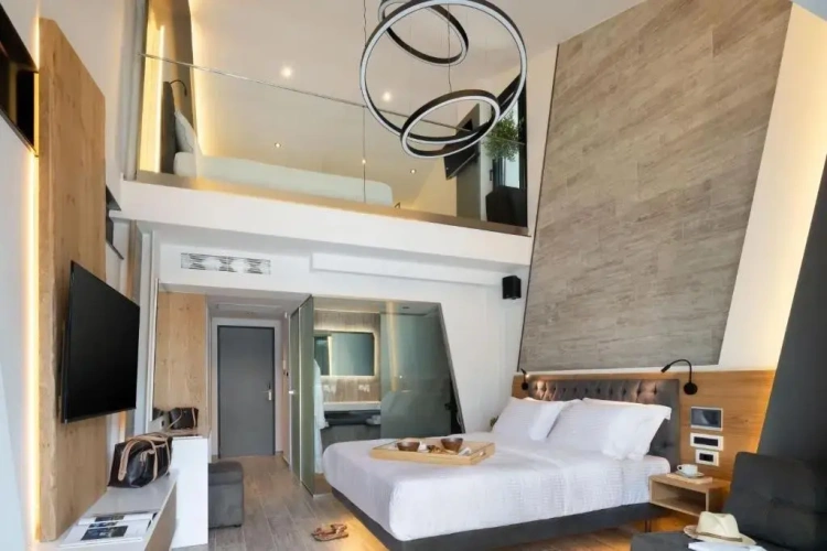 Executive Quadruple Suite with pool view