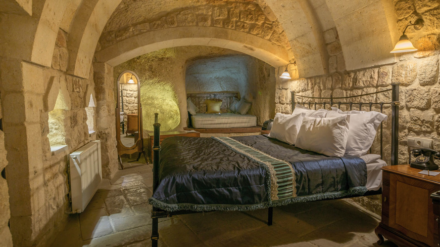 Deluxe Double Cave room