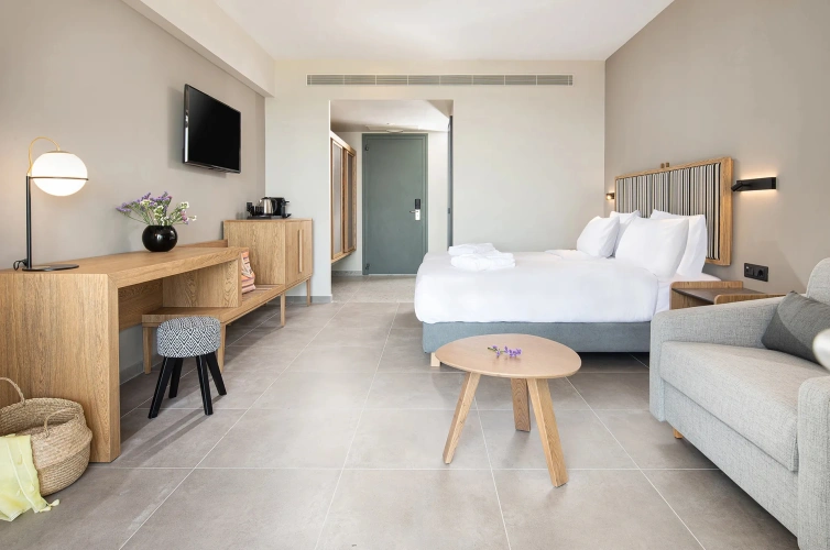 Deluxe Sharing Pool Double Suite