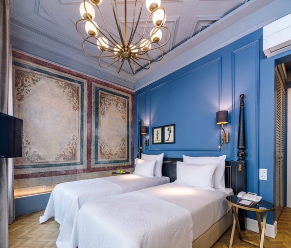 Antique Twin room with city view