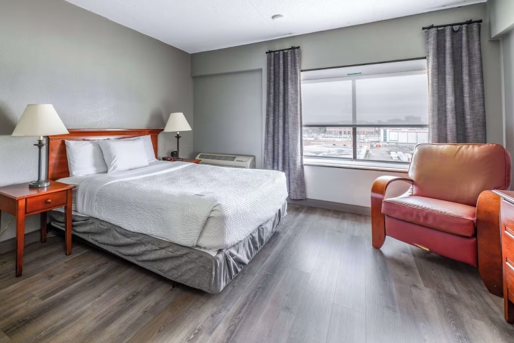 Double room with partial view