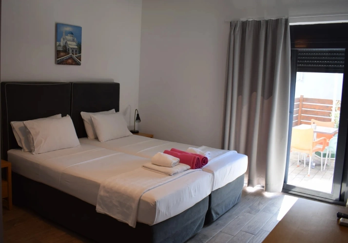 Standard Twin room with pool view