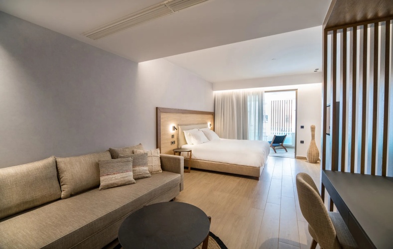 Urban Chic Heated Plunge Pool Double room with city view