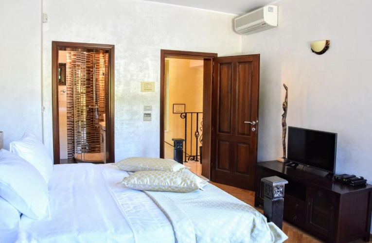 5 Bedrooms Villa